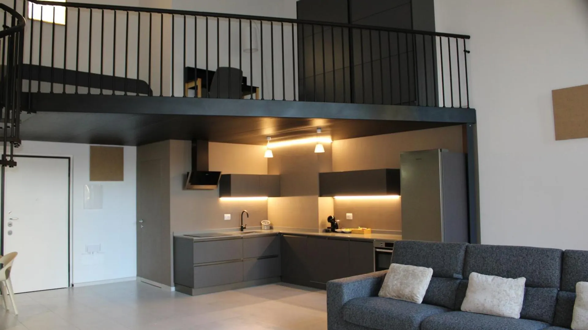 Milan Space Loft - Apartment Close To M5 Subway - Free Parking - Sky & Netflix Tv