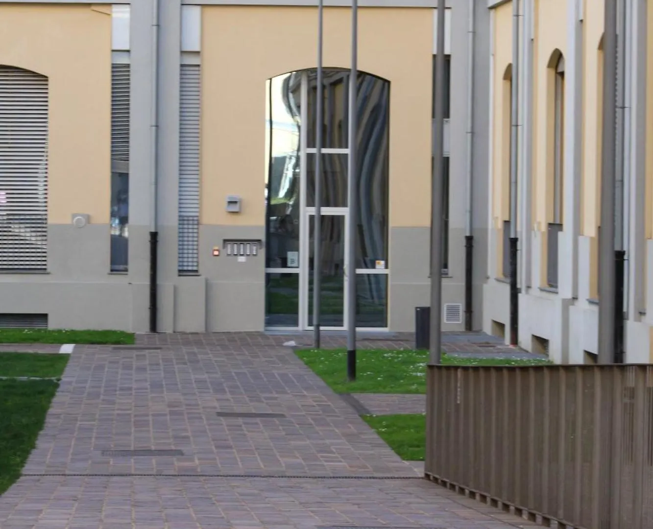 Milan Space Loft - Apartment Close To M5 Subway - Free Parking - Sky & Netflix Tv