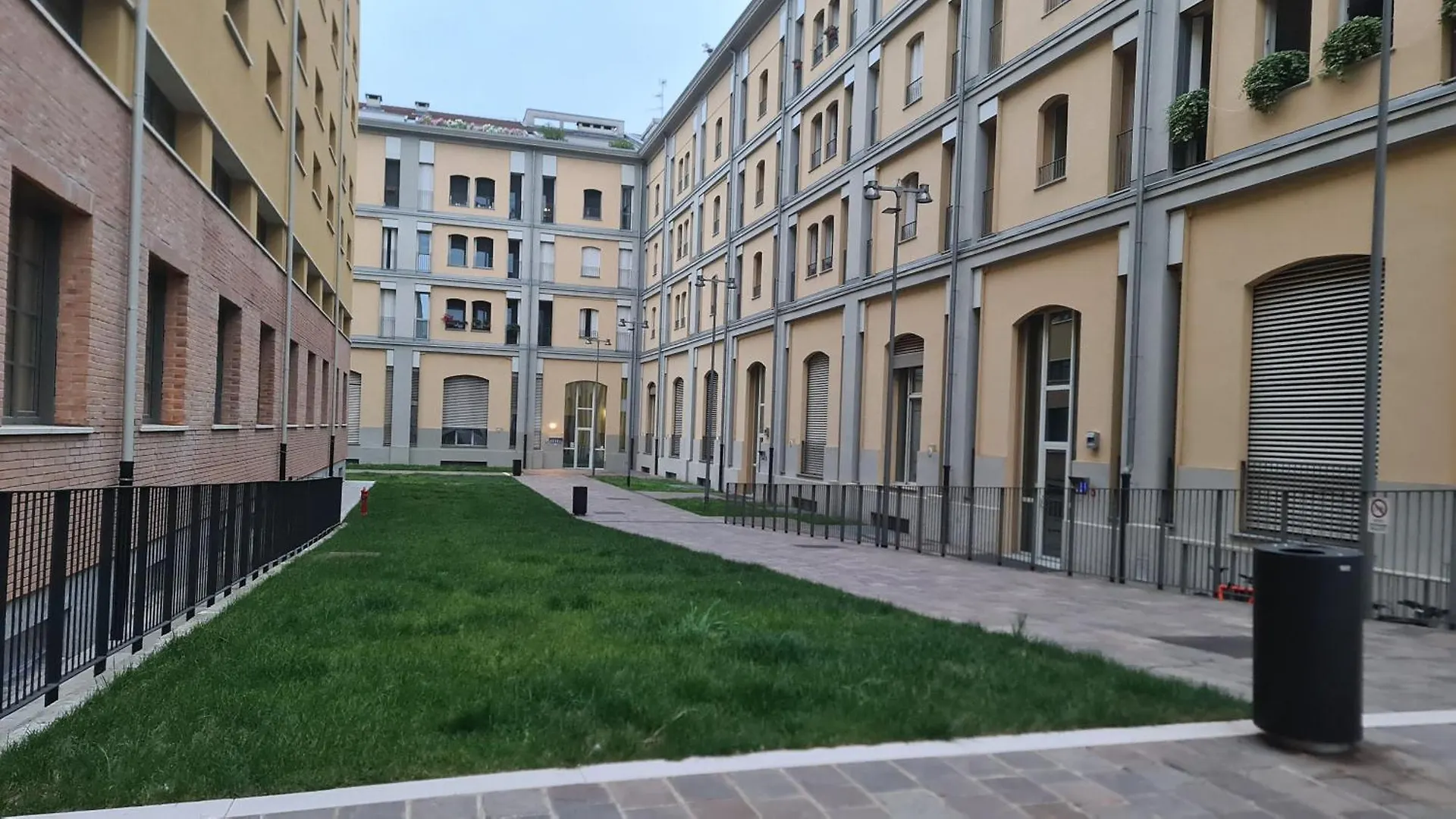 Milan Space Loft - Apartment Close To M5 Subway - Free Parking - Sky & Netflix Tv