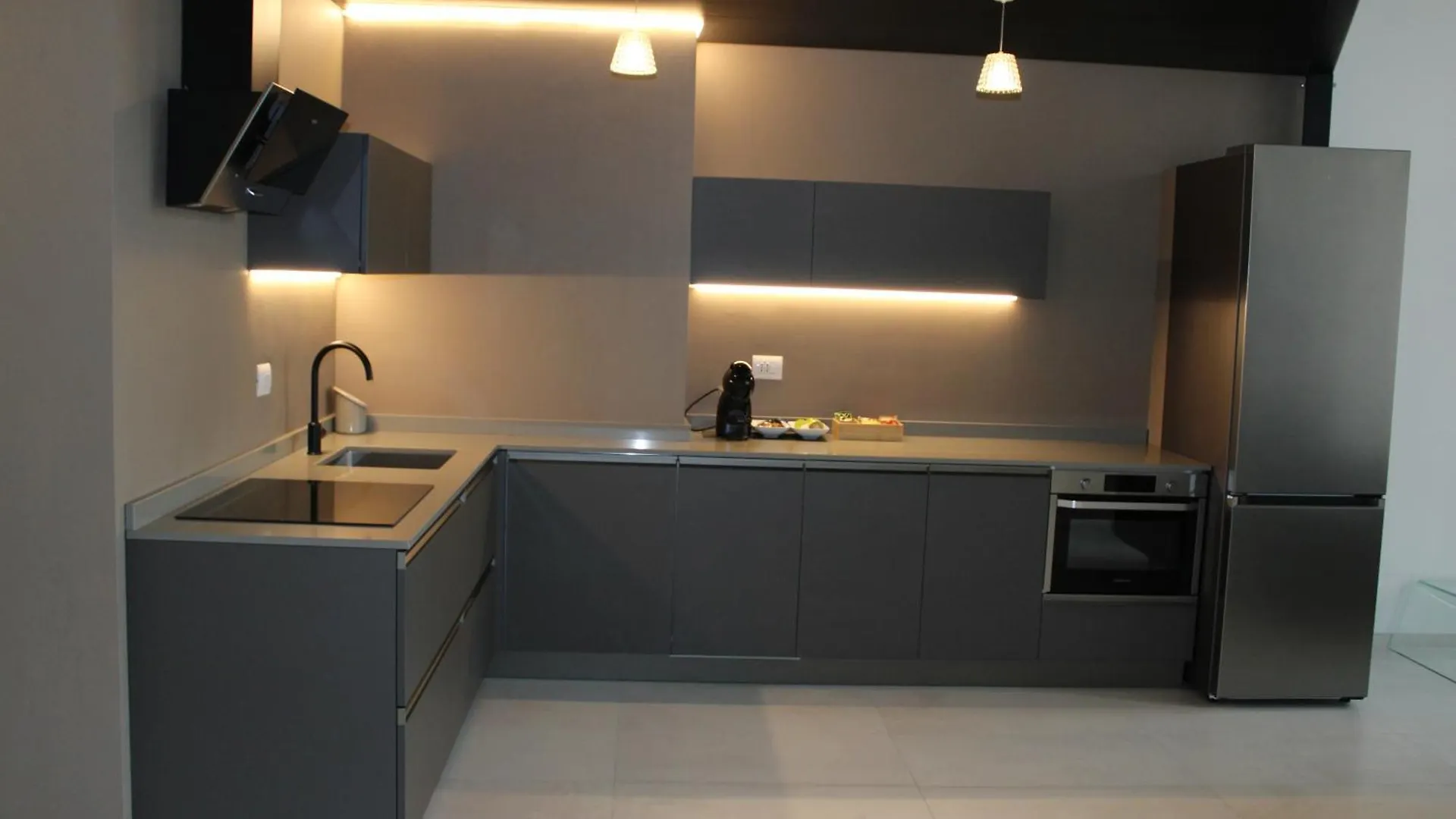Milan Space Loft - Apartment Close To M5 Subway - Free Parking - Sky & Netflix Tv